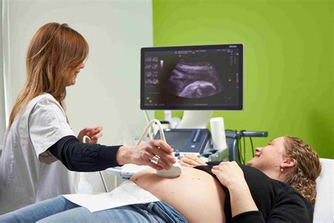 Close-up van de sonde van een baby doppler met een flesje echografie gel