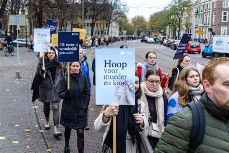 Demonstranten van Schreeuw om Leven tijdens een stille nachtwake bij een abortuskliniek.