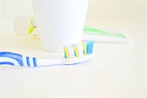 Foto: Baby die met een zachte tandenborstel wordt gepoetst