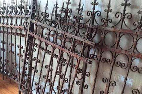 Schema dat de verschillende hoogtes van de ledikantbodem illustreert met de bijbehorende veiligheidsafstanden.