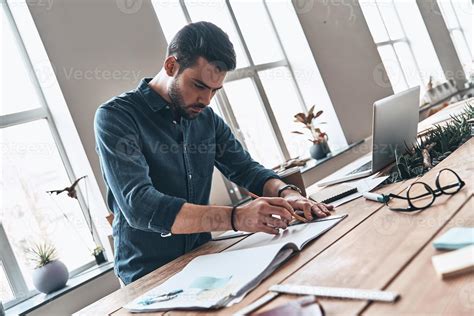Een kind dat geconcentreerd bezig is met strijkkralen.
