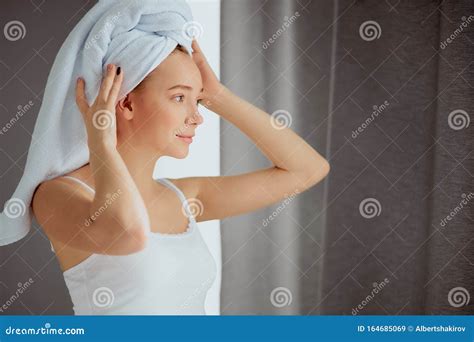 Vrouw die zich ontspant met warme douche tijdens zwangerschap