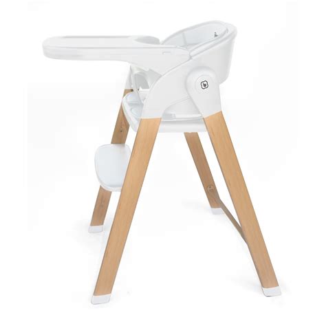 Foto van de Babygo Levels kinderstoel in een moderne keuken