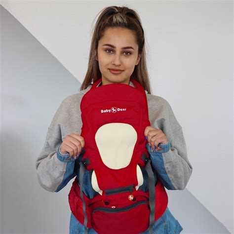 Foto van een ouder die een baby op een heupdrager draagt