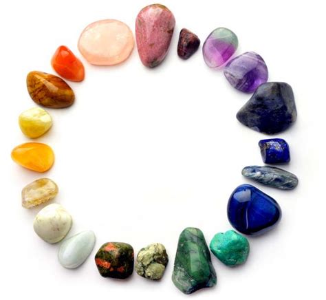 set van edelstenen, zoals granaat, robijn en rookkwarts, met een focus op mannelijke vitaliteit