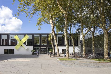 een modern onderwijsgebouw met studenten