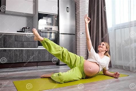 een zwangere vrouw die ontspannen oefeningen doet