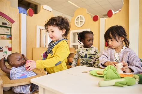 Illustratie van een peuter die een speelgoedkameraatje neerzet in een jungle-thema omgeving.