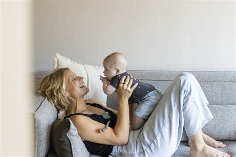 Mama met baby Miro, een warme gezinsfoto