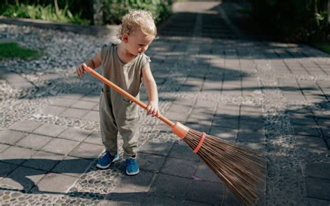 Kind van 2 jaar die met een speelkeukentje speelt