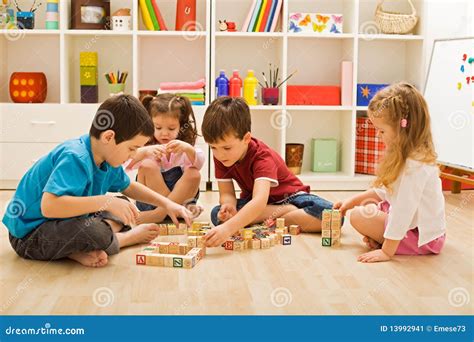Kinderen spelen samen met blokken