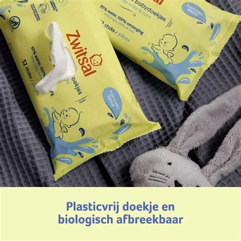 Close-up van een Zwitsal billendoekje dat zachtheid en textuur toont