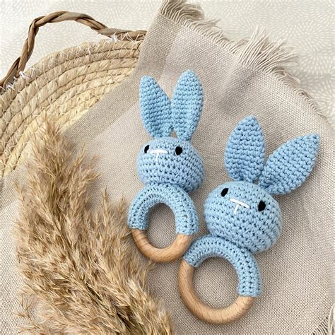 Verschillende gehaakte rammelaars en knuffeldieren voor baby's, met opties voor personalisatie.