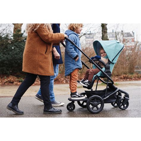 Illustratie van het Easywalker Easyboard bevestigd aan een kinderwagen met een ouder kind dat erop staat.
