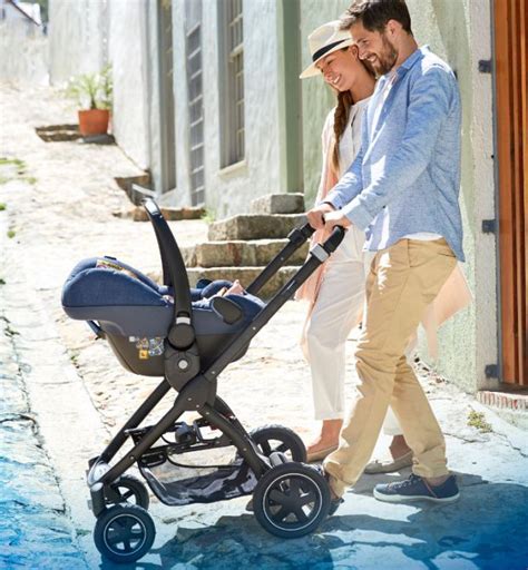 Illustratie die de bevestiging van een Maxi-Cosi autostoeltje op de Lara kinderwagen toont