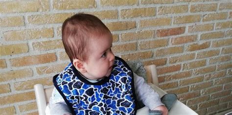 baby in een platte kinderwagenbak