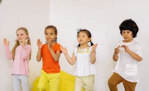 Kinderen die een ritme nadoen met klappen