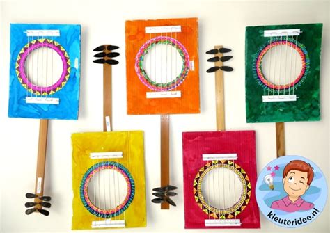Kinderen die zelf muziekinstrumenten knutselen