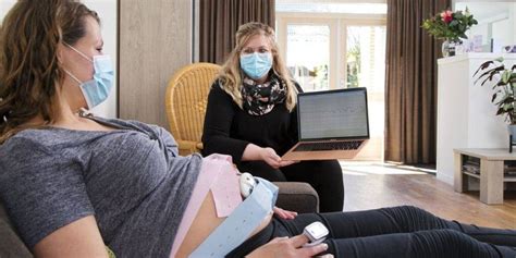 Verloskundige met mobiele CTG-apparatuur bij een zwangere thuis