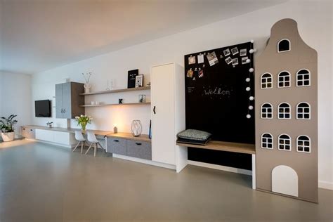 Interieur van een ruime camper met een speelhoek voor kinderen