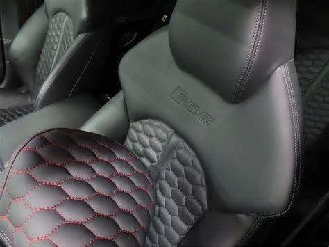 Gedetailleerde foto van de stiksels rond de ringsling-ringen