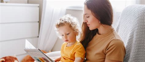 Illustratie van een baby die speels interactie heeft met een ouder.