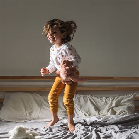 een peuter die zijn pyjama uittrekt