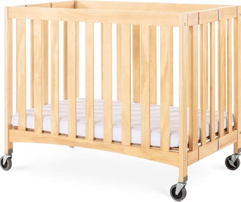 Illustratie van een babybedje dat aan een ouderlijk bed is bevestigd, met duidelijke afscheiding
