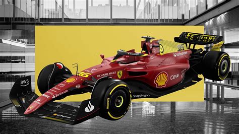 Ferrari F1-75 Formule 1 auto met speciale kleurstelling op de baan