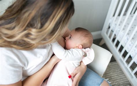 Illustratie van het vraag-en-aanbodprincipe bij borstvoeding, met pijlen die de interactie tussen baby's vraag en moeders aanbod weergeven.
