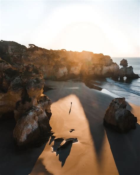 Panorama van de Algarve kustlijn met dramatische kliffen en gouden stranden.