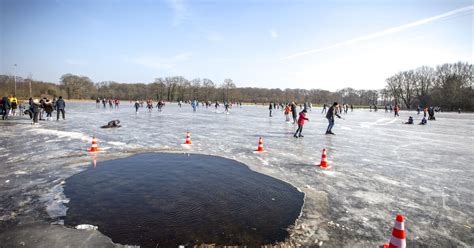 Visualisatie van een wak in het ijs, met uitleg over de ontstaansmechanismen.