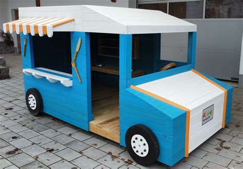 Een kleurrijke foto van de Howa speelgoed foodtruck in gebruik door kinderen.