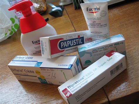 Collage van verschillende zalfjes en crèmes die geschikt zijn voor de behandeling van baby eczeem, met vermelding van natuurlijke ingrediënten.