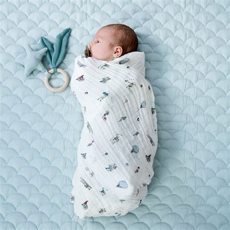 Baby met hydrofiele doek