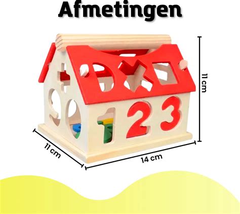 Illustratie van verschillende houten educatieve speelgoeditems van Janbibejan, zoals een stapeltoren, vormenstoof en veterschoen.