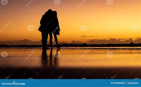 Koppel genietend van de zonsondergang tijdens een babymoon