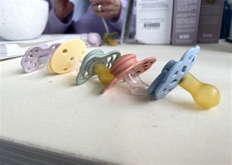 Overzicht van verschillende soorten en maten spenen, met nadruk op ergonomische ontwerpen.