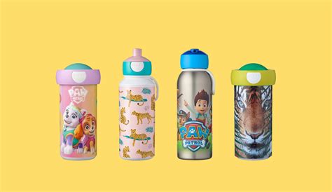 Illustratie van verschillende soorten RVS drinkbekers voor kinderen met diverse prints en kleuren.