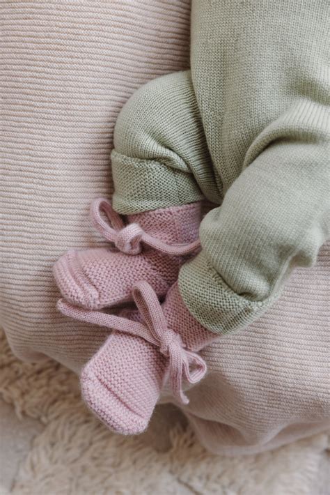 babyvoetjes in zachte katoenen slofjes