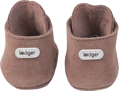 baby met leren slofjes en antislip zool die eerste stapjes zet