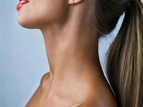 Illustratie van het voelen van de nek van een baby om de temperatuur te controleren