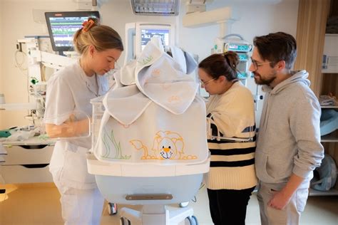 Informatieposter met contactgegevens van GeboorteHuis Leiden.