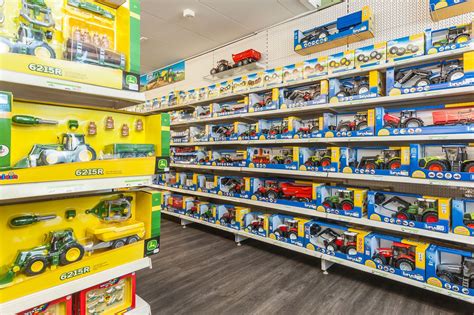 Interieur van de Tante Kim Speelgoed winkel met een georganiseerde presentatie van speelgoed.