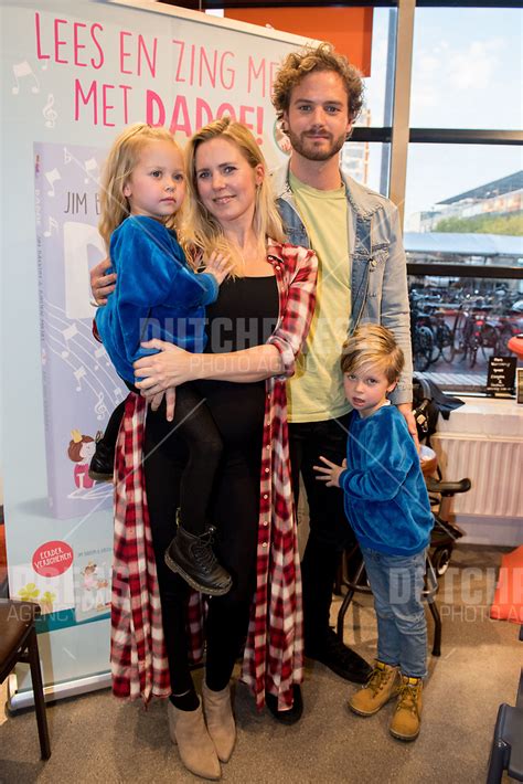 Bettina Holwerda met haar kinderen