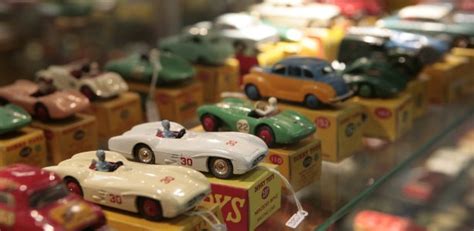 Collage van diverse populaire Dinky Toys modellen uit de jaren '50 en '60