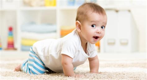 Baby van 9 maanden die slaapt in een ledikant