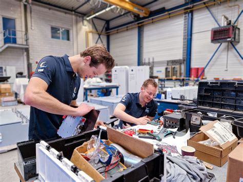 Foto van het team van Verloskundigenpraktijk Sliedrecht met v.l.n.r. Sjaak, Engelina, Joost, Mariëlle en Marian