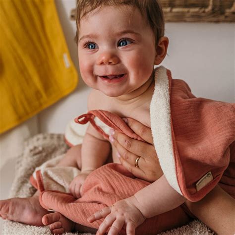 Een baby die is ingebakerd in een zachte hydrofiele doek.