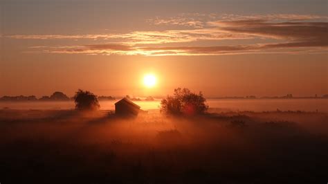 Illustratie van een zon die opkomt boven een Italiaans landschap